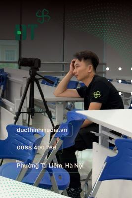 Có những ngày set quay là sân khấu lớn, ánh đèn sáng rực và hàng chục người cùng chạy deadline.