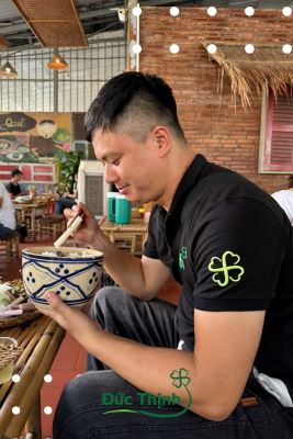 Giữa những lịch quay nối tiếp nhau, đôi khi một bữa cơm trưa giản dị lại là “khoảng nghỉ” quý giá nhất của cả ekip.