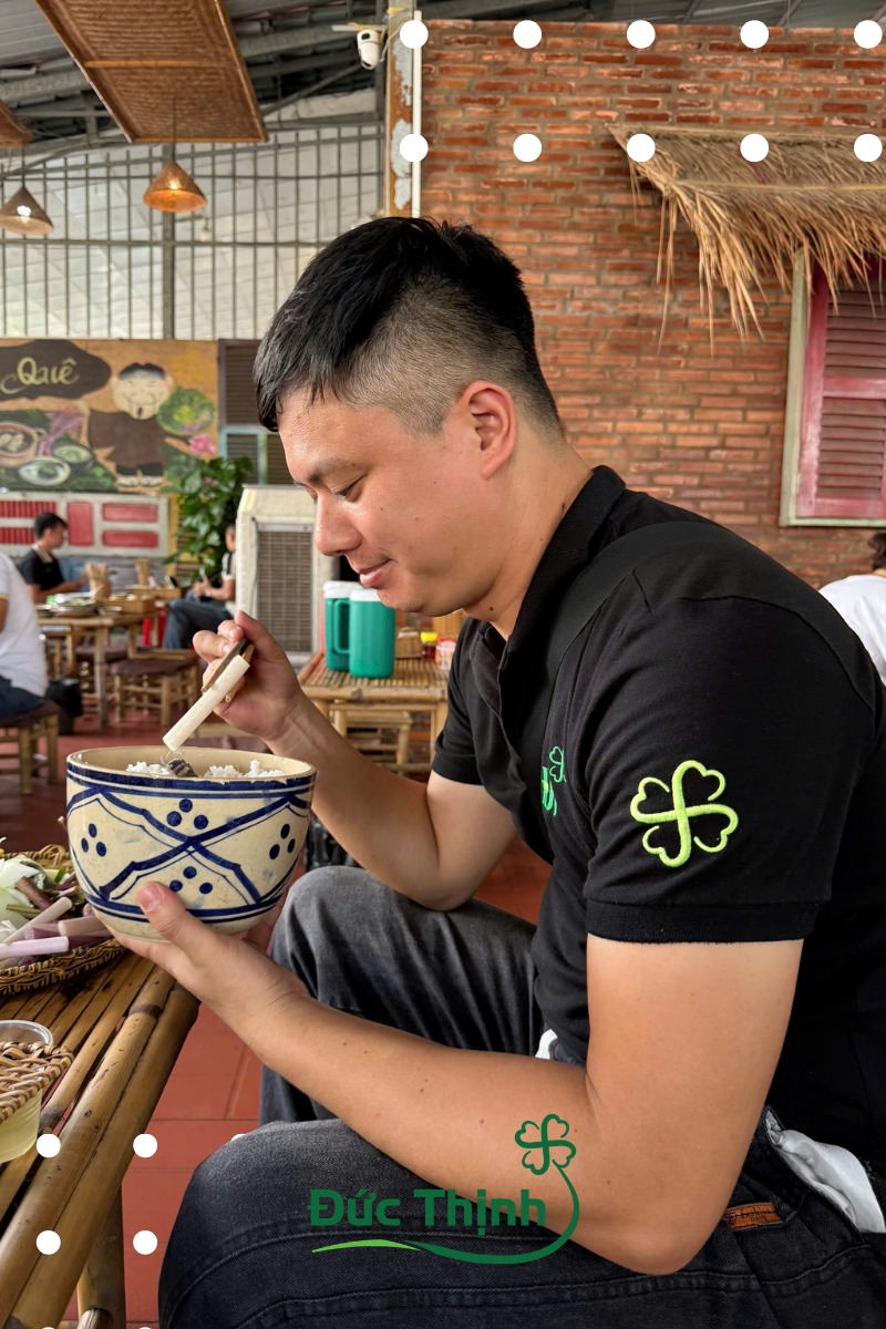Giữa những lịch quay nối tiếp nhau, đôi khi một bữa cơm trưa giản dị lại là “khoảng nghỉ” quý giá nhất của cả ekip.